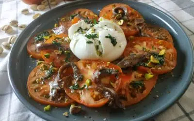 Tomate con Burrata, Anchoas y Pistachos